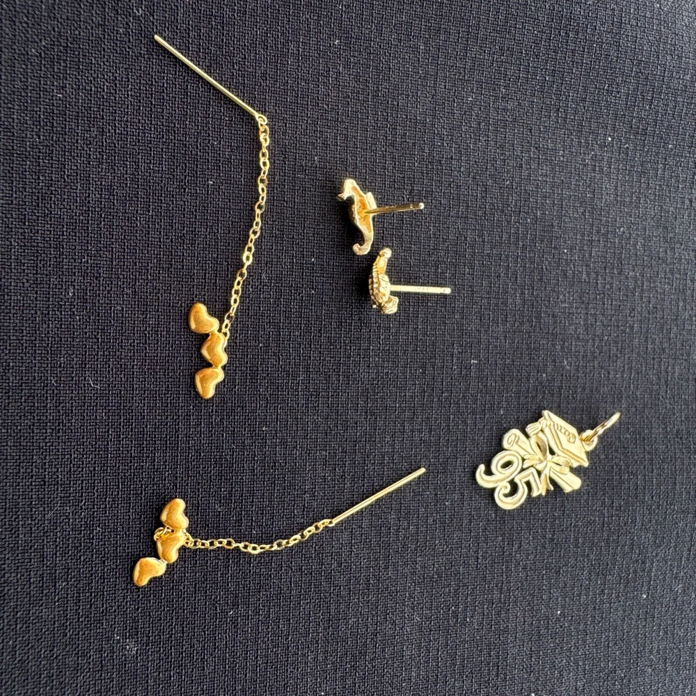 Elegant Gold Earrings Set
